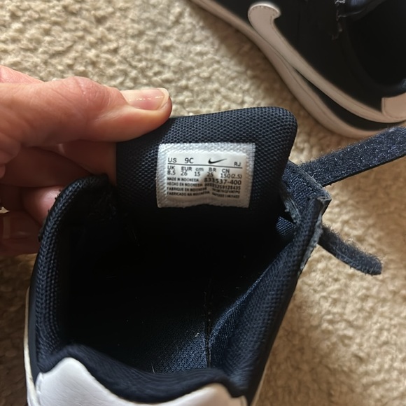 Toddler size 9 Nike shoes - Picture 4 of 6
